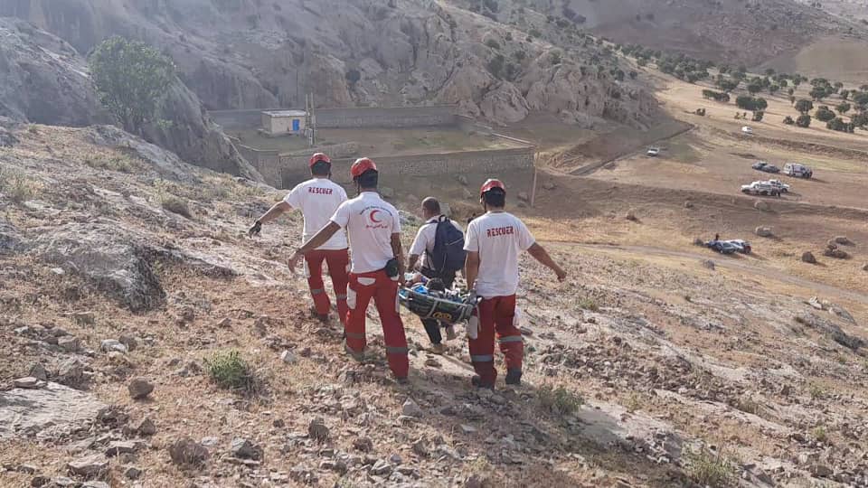 عملیات نجات 2 گردشگر گرفتار در ارتفاعات سفیدکوه لرستان